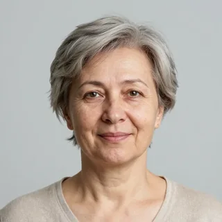 Портрет преподавателя русского и белорусского языков: женщина с короткими седыми волосами в бежевом кардигане